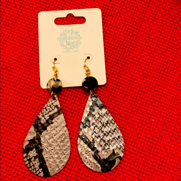 Black and gray snake print leather earrings - Picture 1 of 3